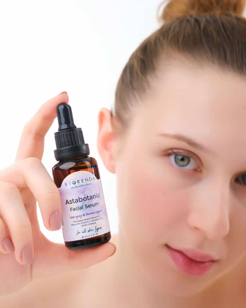 Astabotanic Yüz Serumu, ciltteki ince çizgileri azaltarak genç ve sağlıklı bir görünüm kazandırır. Besleyici doğal özler ve vitaminlerle zenginleştirilmiş formülü, cilt tonunu eşitler ve nem dengesini sağlar.