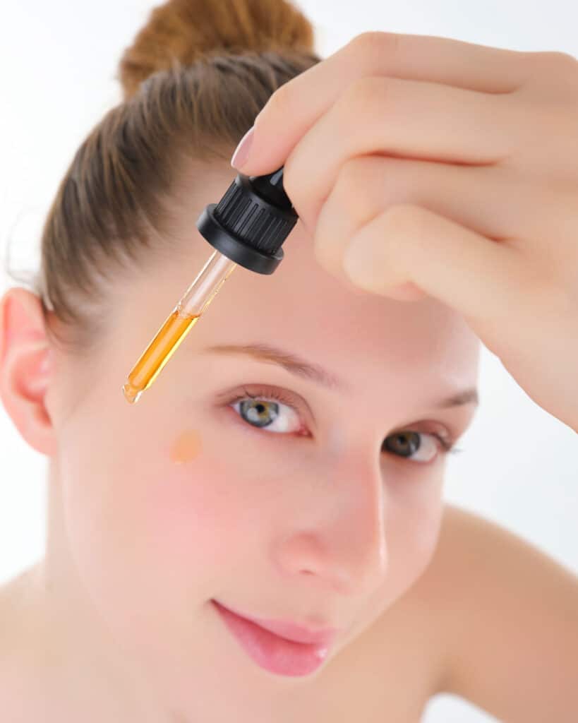 Astabotanic Yüz Serumu, ciltteki ince çizgileri azaltarak genç ve sağlıklı bir görünüm kazandırır. Besleyici doğal özler ve vitaminlerle zenginleştirilmiş formülü, cilt tonunu eşitler ve nem dengesini sağlar.