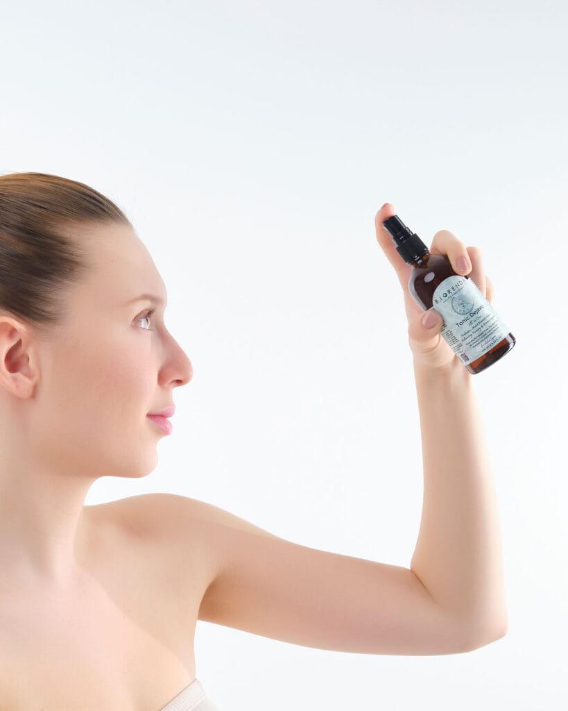 Tonic Sprey, cilt tonunu dengelemeye yardımcı olur ve ferahlatıcı etkisiyle cildi canlandırır. Doğal özler içeren formülüyle cildin nem dengesini korur