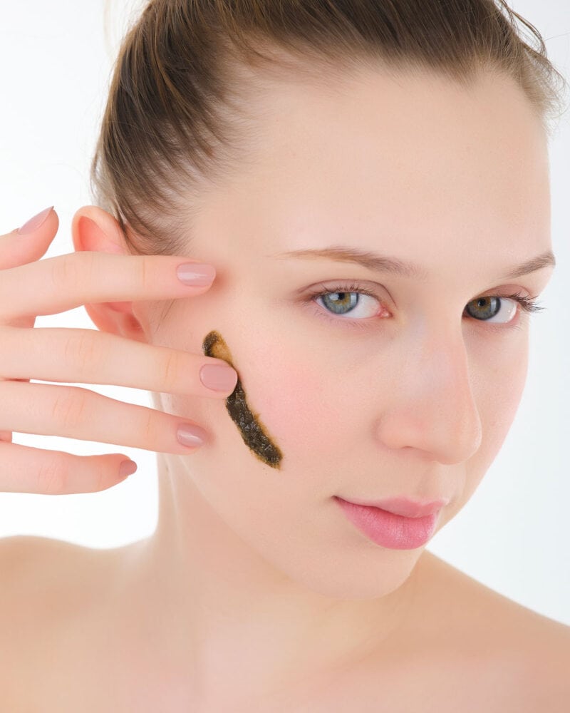 Purifying Yüz Temizleyici, ciltteki kir ve yağları derinlemesine temizleyerek pürüzsüz ve taze bir görünüm kazandırır. Doğal özler ile formüle edilmiş, cildi besleyici ve arındırıcı özelliklere sahiptir