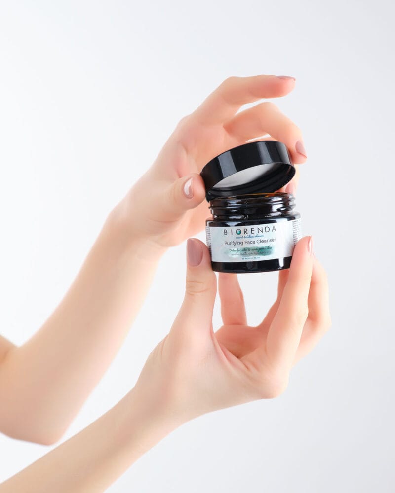 Purifying Yüz Temizleyici, ciltteki kir ve yağları derinlemesine temizleyerek pürüzsüz ve taze bir görünüm kazandırır. Doğal özler ile formüle edilmiş, cildi besleyici ve arındırıcı özelliklere sahiptir