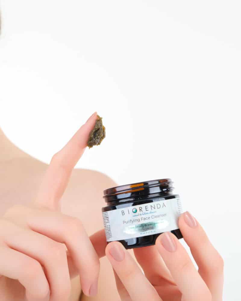 Purifying Yüz Temizleyici, ciltteki kir ve yağları derinlemesine temizleyerek pürüzsüz ve taze bir görünüm kazandırır. Doğal özler ile formüle edilmiş, cildi besleyici ve arındırıcı özelliklere sahiptir