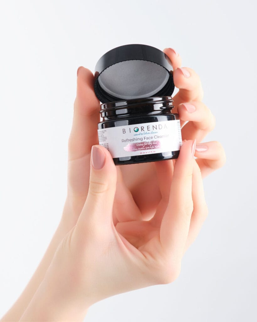 Refreshing Yüz Temizleyici, cildi tazeler ve canlandırır, günlük kir ve makyaj kalıntılarını etkili bir şekilde temizler. Hafif formülüyle ciltte ferah bir his bırakır