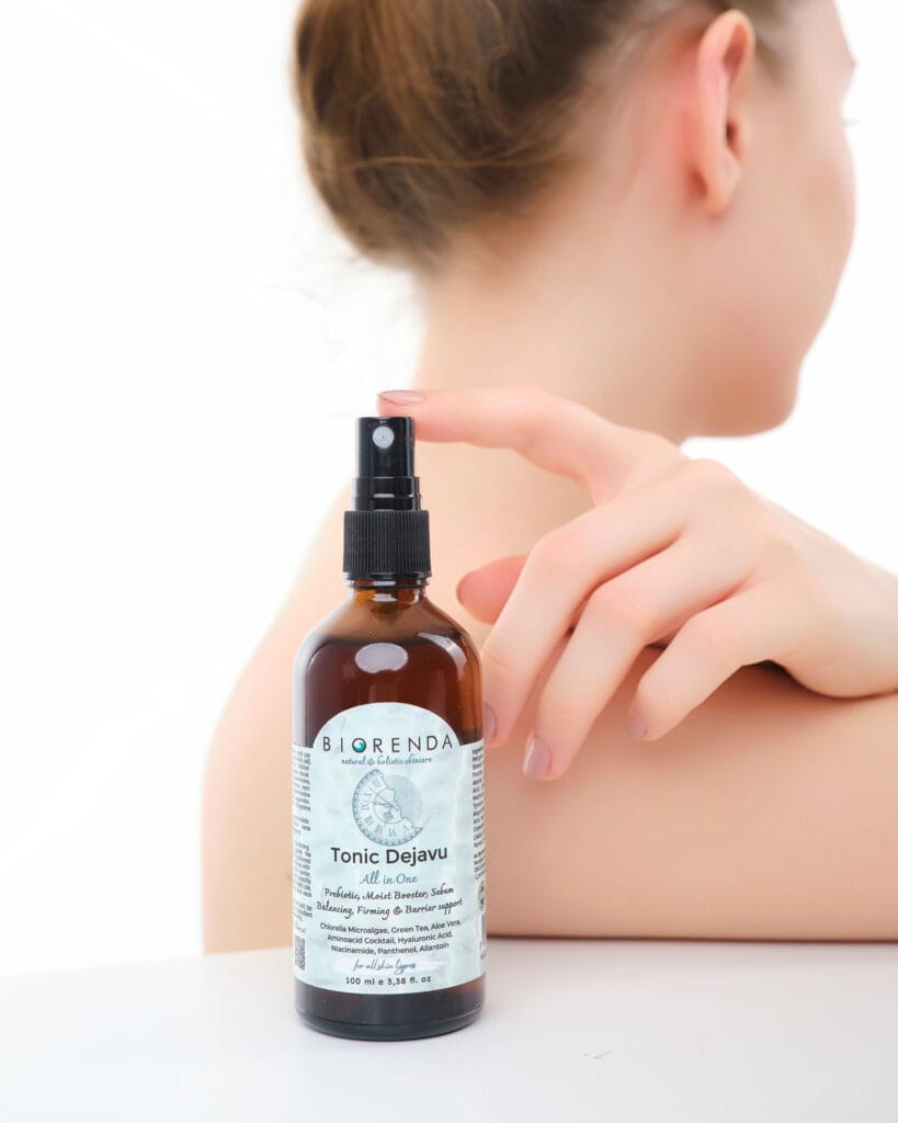 Tonic Sprey, cilt tonunu dengelemeye yardımcı olur ve ferahlatıcı etkisiyle cildi canlandırır. Doğal özler içeren formülüyle cildin nem dengesini korur